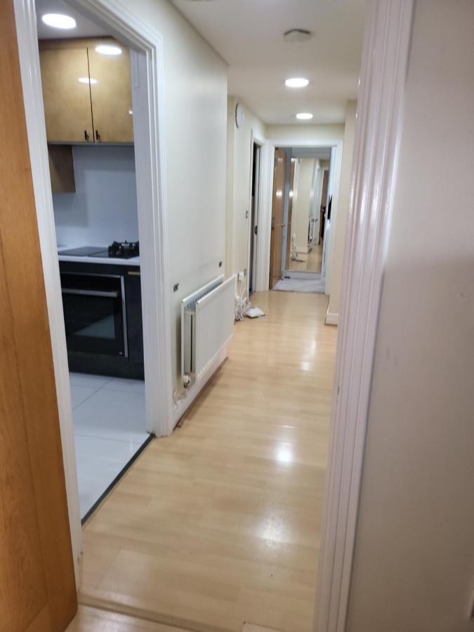 Apartment 3 Bedrooms 2 Baths, Overlooking The River Near Excel, O2, Airport - Sleeps Up To 6 *